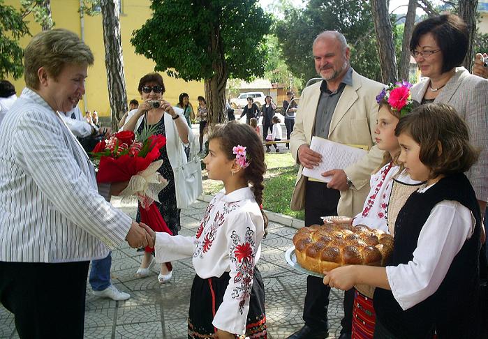 Българският еврокомисар Кристалина Георгиева посети ОУ „Иван Хаджийски“ в Троян