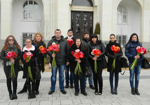 Младежите от ГЕРБ Плевен зарадваха с гербери плевенчанки