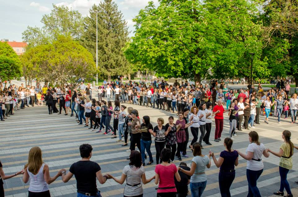 Отново стягат неделно хоро на площада в Плевен