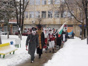 На Ивановден кукери разбудиха Гулянци с гръмки възгласи и удари на тъпан