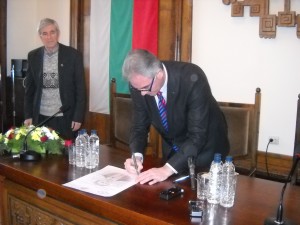 Кметът на Плевен подписа Етичния кодекс със завети на Апостола