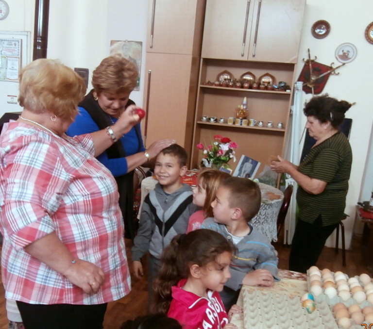 Деца и баби заедно боядисват яйца за Великден