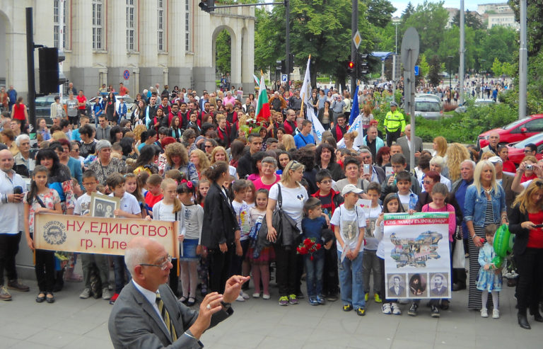 Многолюдно шествие и хорово изпълнение на “Върви, народе възродени” за 24 май в Плевен