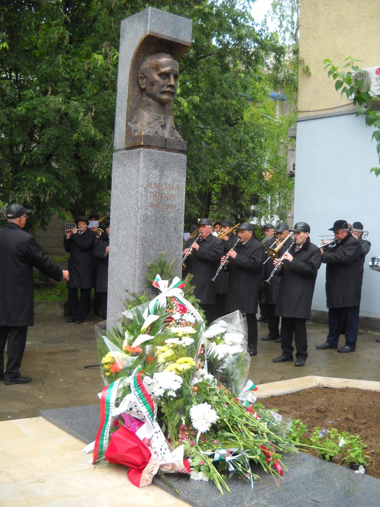 Откриха паметника на Данаил Попов в Плевен