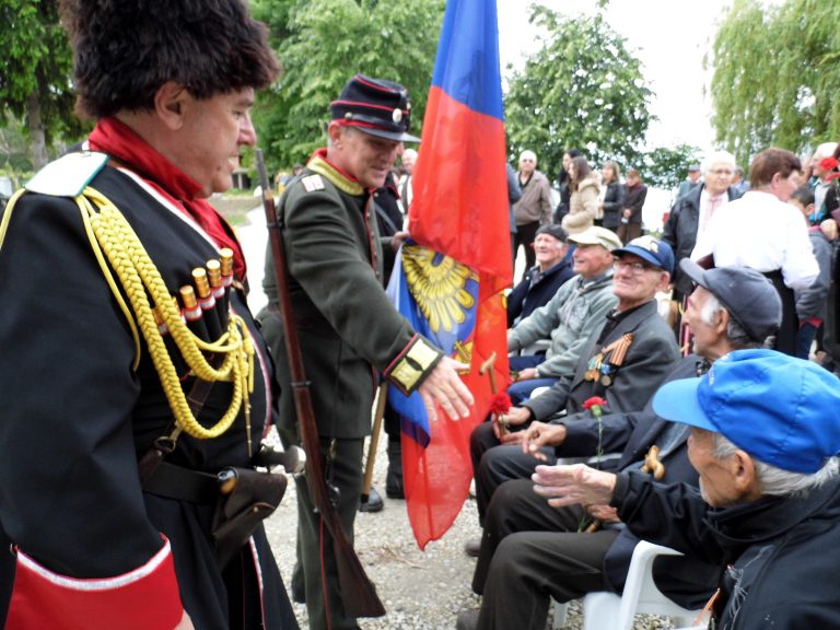 Честване на годишнината от края на Втората световна война на паметника в село Загражден