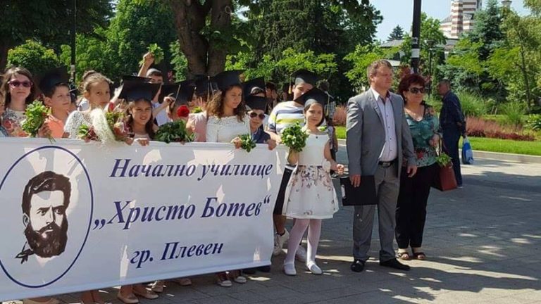 НУ „Христо Ботев“ тържествено изпрати Випуск 2016