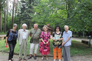 Ловешките творци подкрепиха инициативата на Антон Долапчиев, предоставяйки свои книги за дървената къщичка на Башбунар