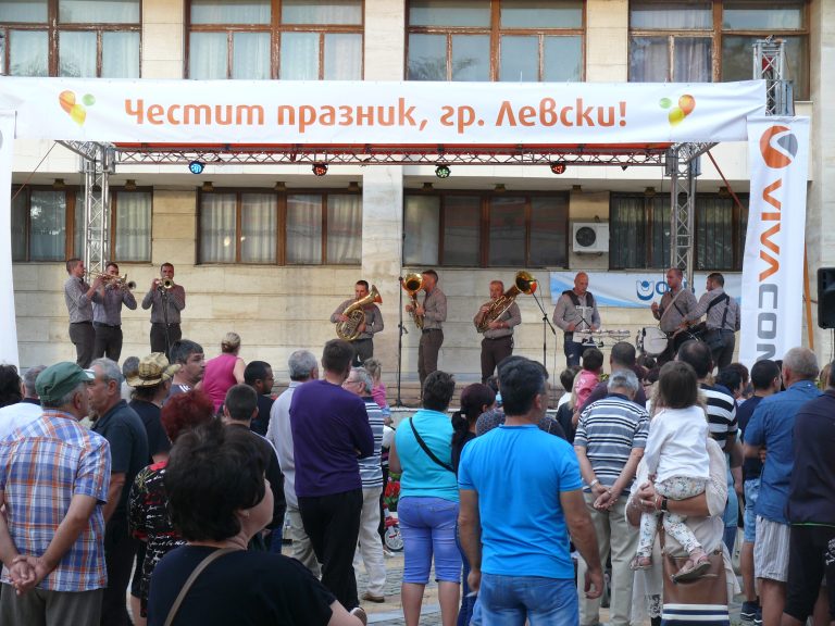 Празнична заря озари града с името на Апостола
