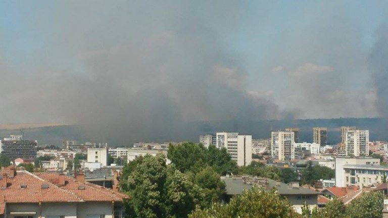 Сухи треви горят отново край Плевен днес
