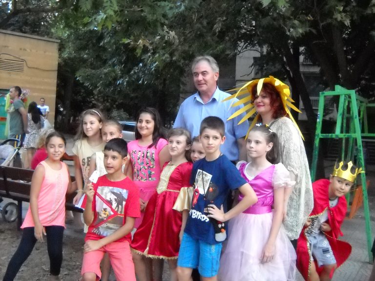 Кметът на Плевен дари лични средства за озеленяване на детска площадка