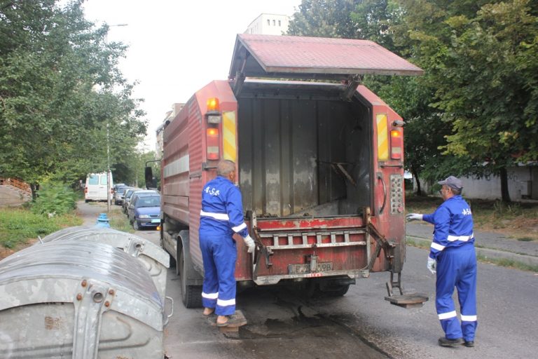 Дезинфекцират съдовете за отпадъци в Плевен