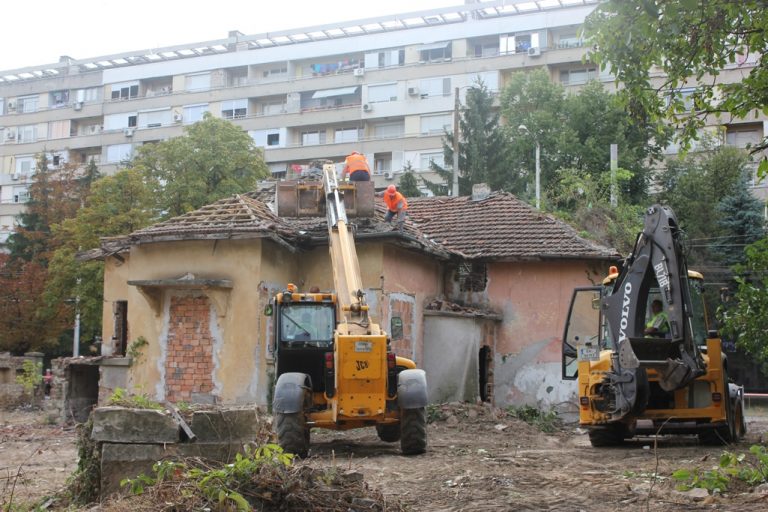 Продължава събарянето на опасни общински къщи в Плевен