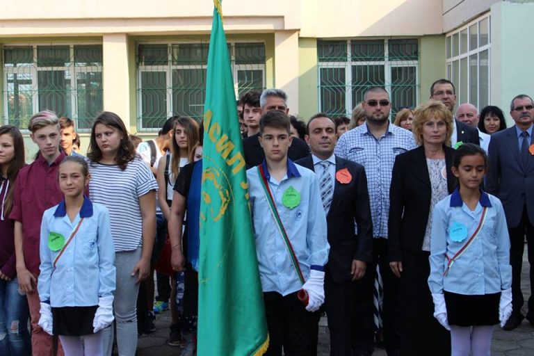 Всички първокласници в Белене с подарък от парк „Персина“