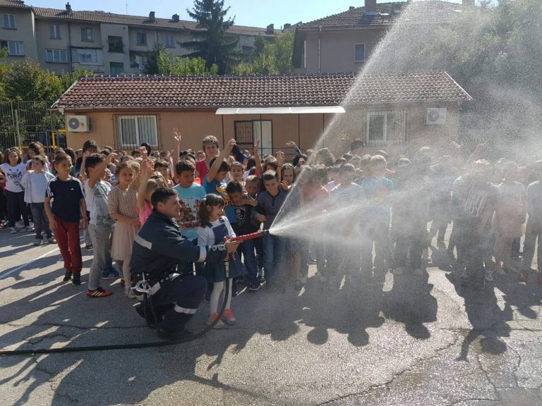 Практическо занятие за евакуация при пожар се проведе в плевенско училище