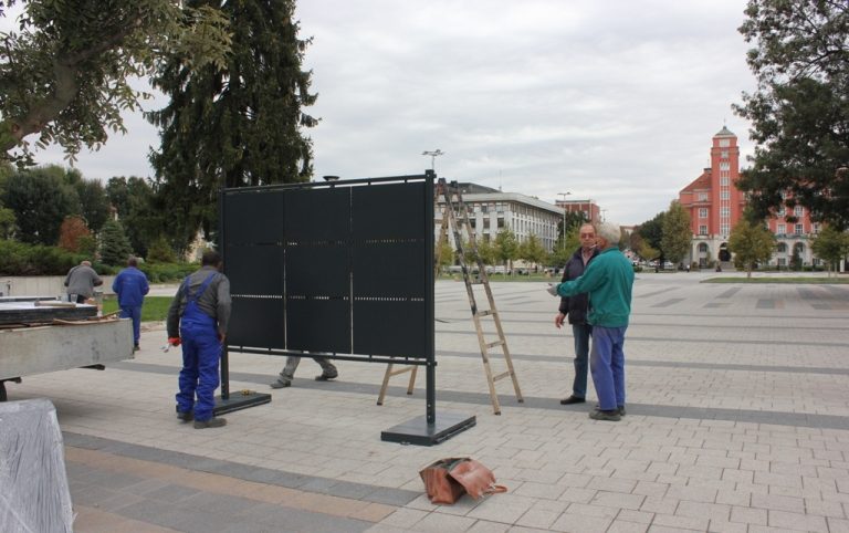 Монтират преместваемите табла за предизборните плакати