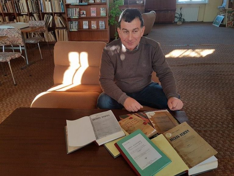 Доброволецът Веселин Топалов подвърза ценни книги на библиотеката в Ловеч