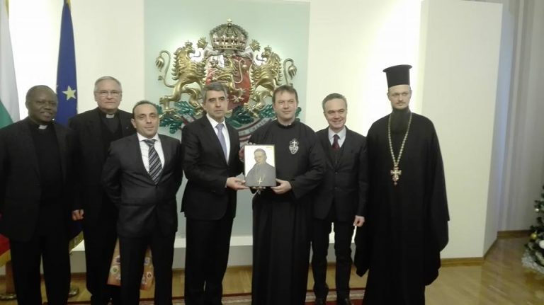 Президентът Росен Плевнелиев връчи Почетен знак на отец Паоло Кортези