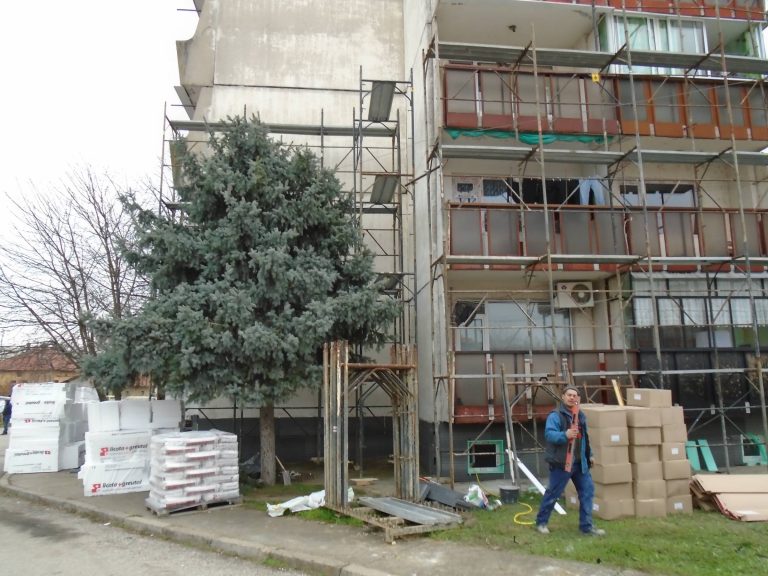 Започна санирането на двата жилищни блока в Гулянци