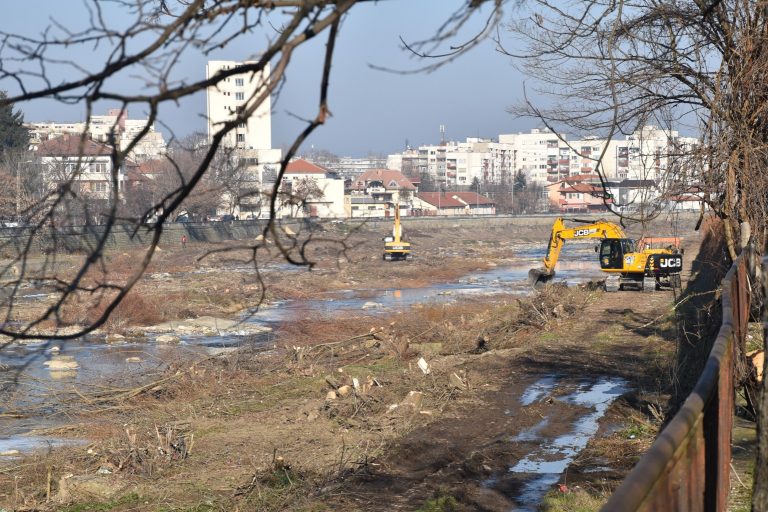 Почистването на река Осъм през Ловеч е към края на втория участък