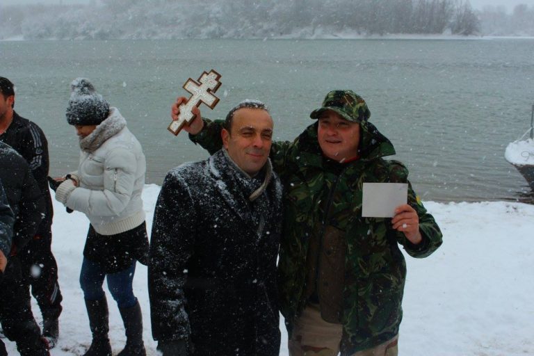Павлин Глузов извади Светия кръст от водите на река Дунав