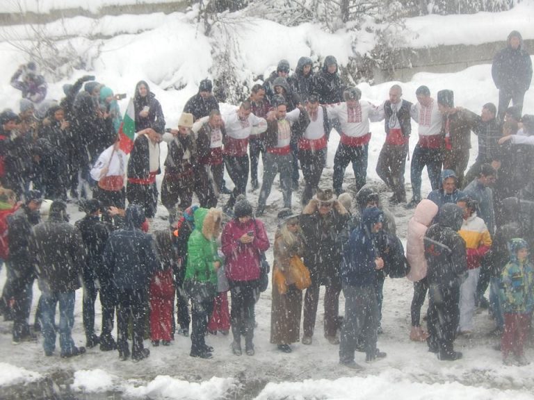 Първото троянско мъжко хоро на Богоявление