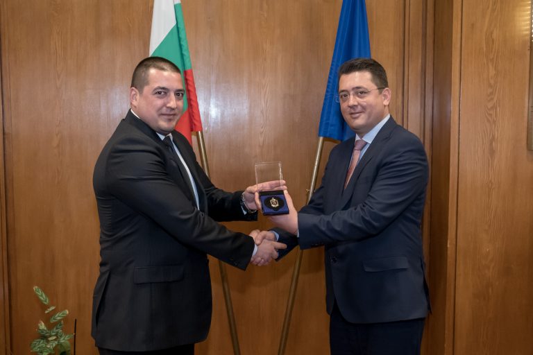 Директорът на плевенската полиция с почетен знак на МВР