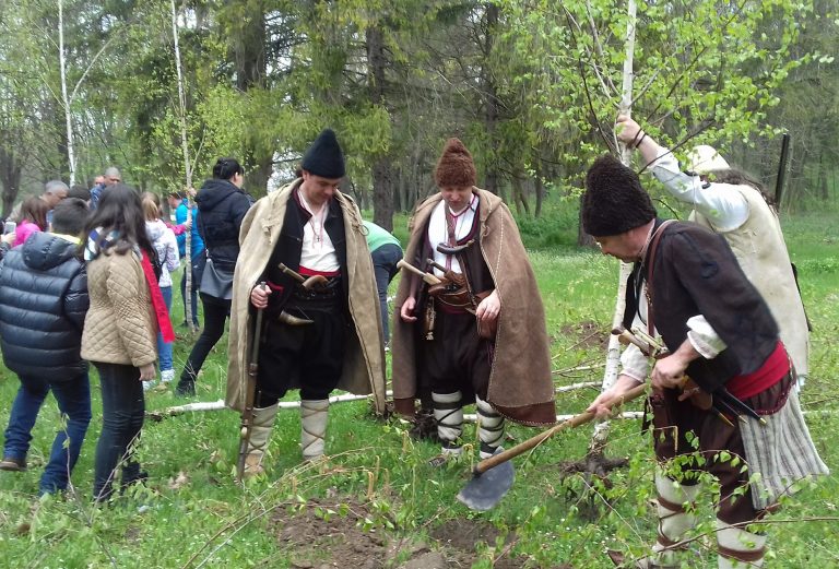 Тридесет дръвчета засадиха в парк „Кайлъка“