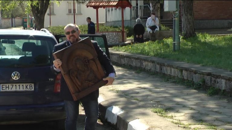Служител на МВР вае църковни дърворезби