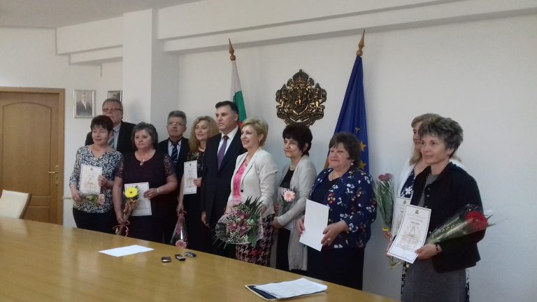 13 педагози от Плевенска област с почетна грамота „Неофит Рилски“