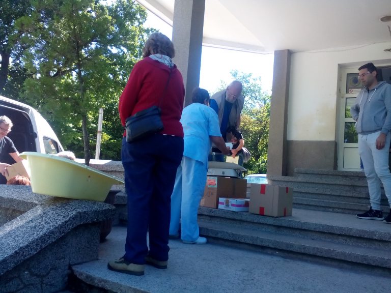Французойка с поредно дарение на Клиниката по педиатрия в Университетската болница