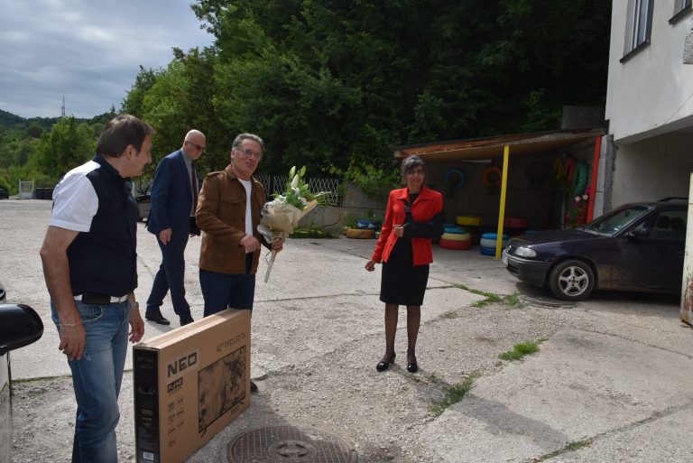 Домът за стари хора „Върбовка” в Ловеч с нов плазмен телевизор, дарен от френския гражданин Мишел Го