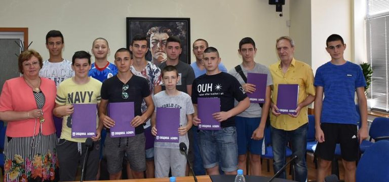 Младите хандбални таланти на „Осъм“ гостуваха на кмета на Ловеч след спечелена шампионска титла