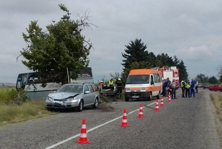 Втора кола се е ударила в колата и автобуса при тежката катастрофа край Плевен