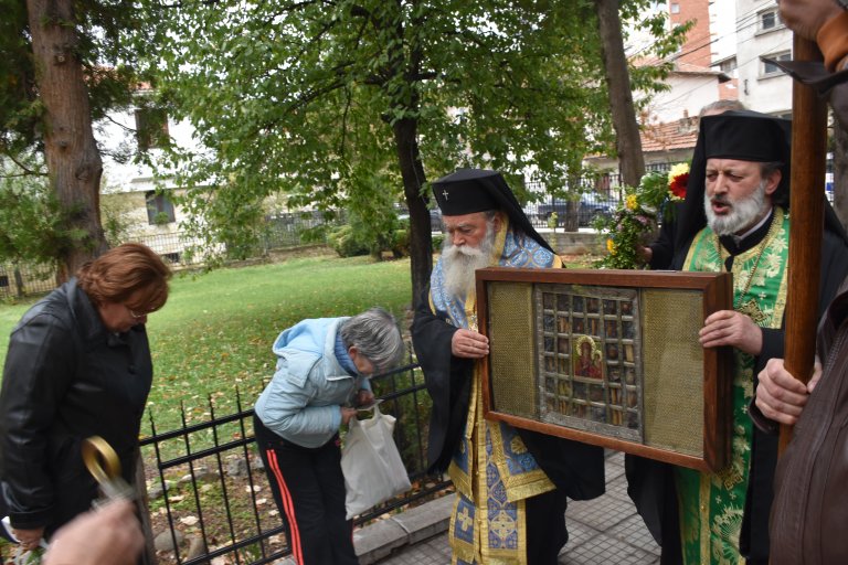 Десетки вярващи посрещнаха чудотворната икона на „Света Богородица“ в Ловеч