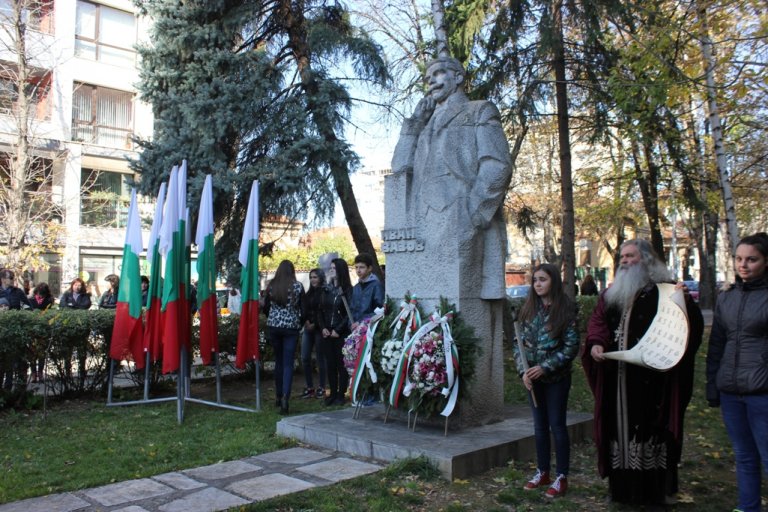 С тържествен ритуал и младежки дебат Плевен почита Деня на будителите