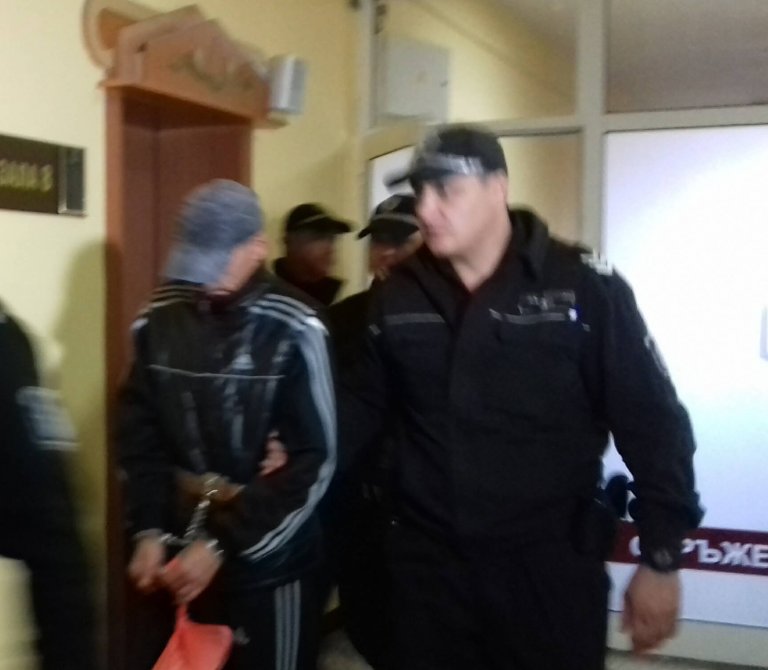 Обвиненият за двойното убийство в Горни Дъбник остава за постоянно в ареста