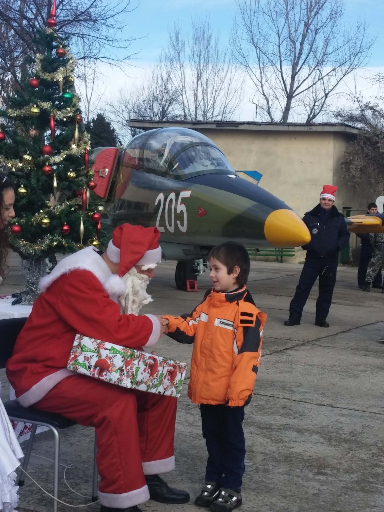 Дядо Коледа и Снежанка пристигнаха със самолети във военновъздушната база в Долна Митрополия