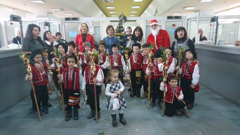 Коледари и Дядо Коледа в офиса на НАП Плевен