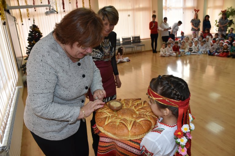 Ръководството на Община Ловеч поздравява лично децата в детските градини