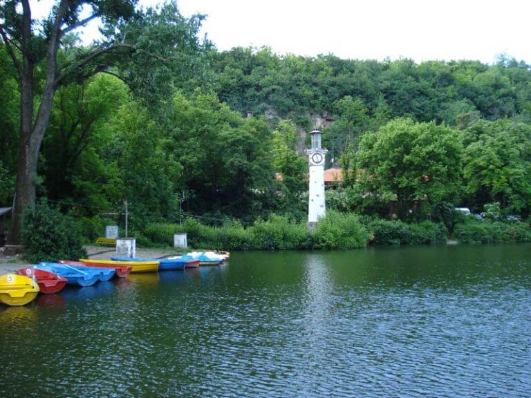 Общински съвет – Плевен обяви продажба на гребни лодки и водни колела