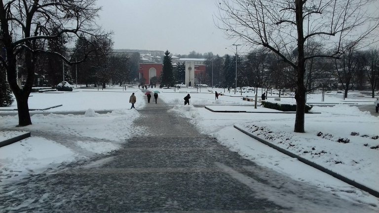Мерки срещу заледяването на тротоари и пешеходни улици в Плевен
