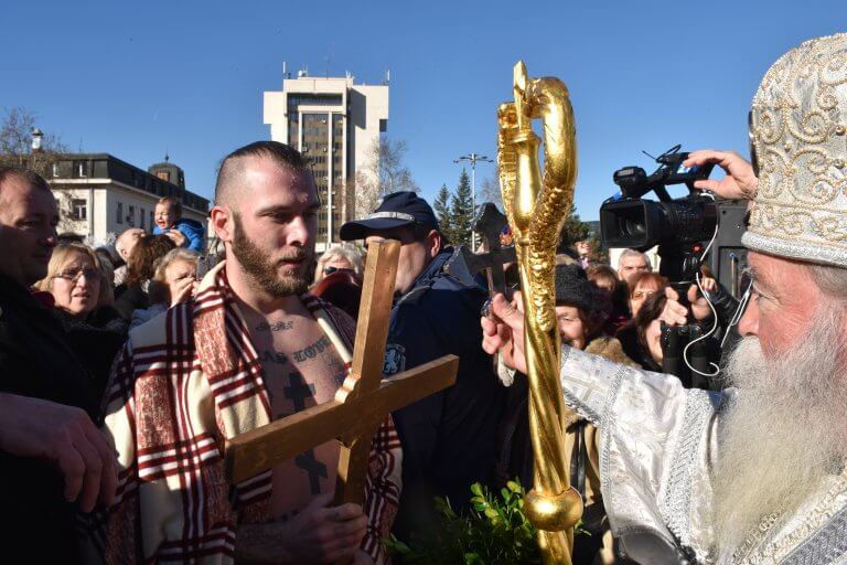 Рекорден брой граждани на Ловеч се събраха на ритуала за Богоявление.За втора поредна година пръв до кръста стигна Ивайло Енчев – Рони