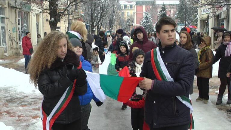 Плевенските деца понесоха най-дългото знаме, ушито от тях