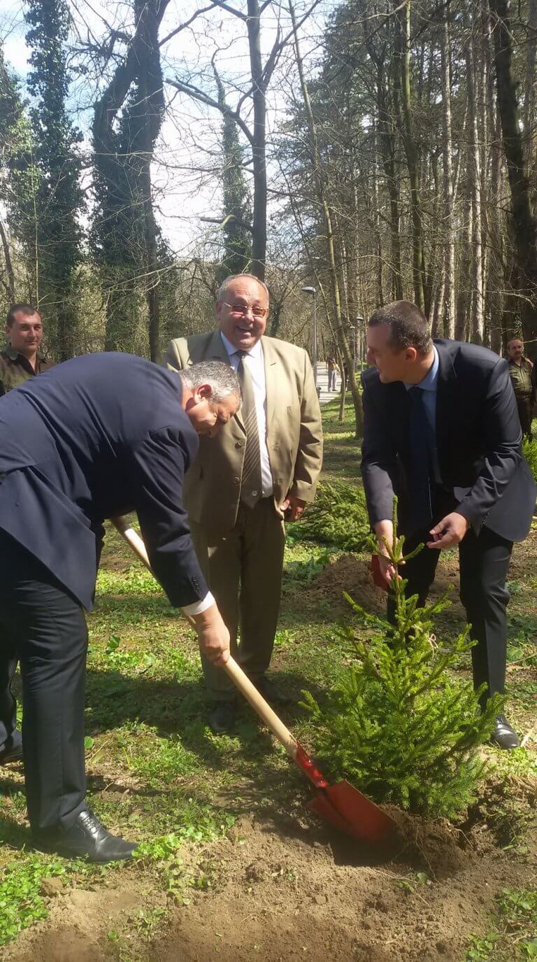 Пред паметника на  на лесовъда Никола Василев, създател на алеята Баш Бунар, се събраха служители по горите от Ловешка и Плевенска области, за да отбележат своя професионален празник