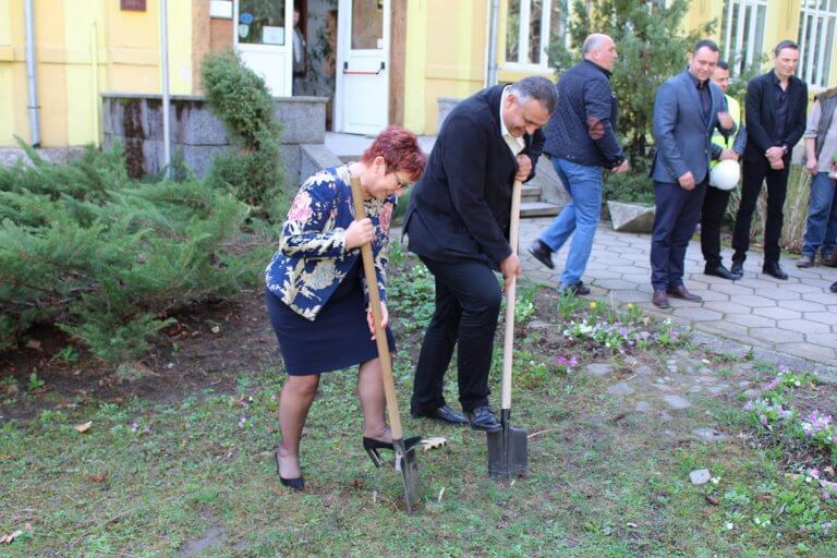 В Тетевен бе направена първа копка по проект „Реконструкция, обновяване и оборудване на сградния фонд на Професионална гимназия по горско стопанство и дървообработване „Сава Младенов“