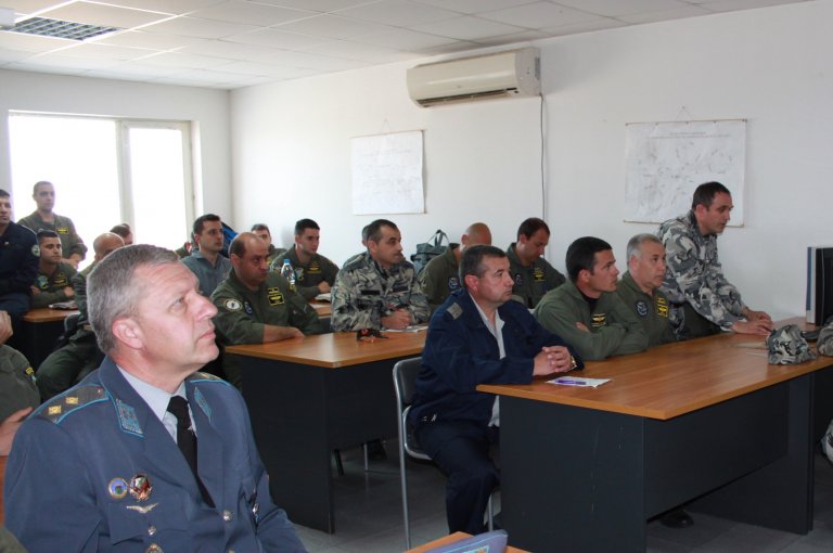 Курс за приучване на самолет L-39 започна на летище Долна Митрополия