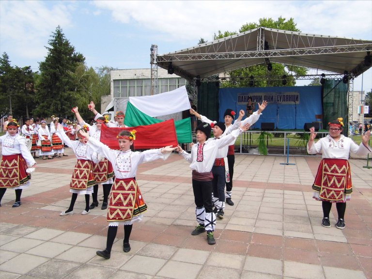 Прохождащи таланти и утвърдени звезди от град Гулянци в културната програма на панаирните дни тази година