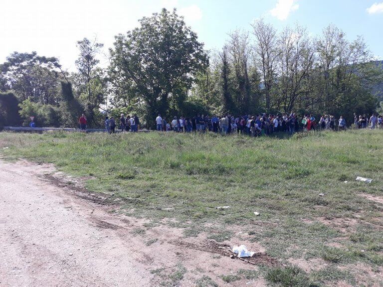 Протестиращи блокираха движението по главния път София-Варна в района на пътен възел Абланица. Медици и жители на Ловеч излязоха на пореден протест заради неясното бъдеще на местната болница