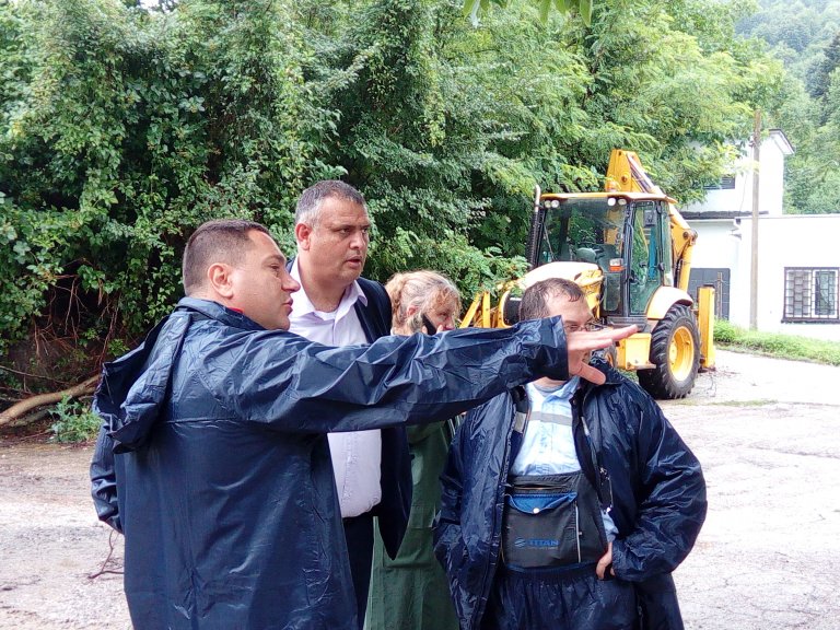 Продължава нестабилното време в област Ловеч,  няма затворени пътни участъци, очакват се още валежи