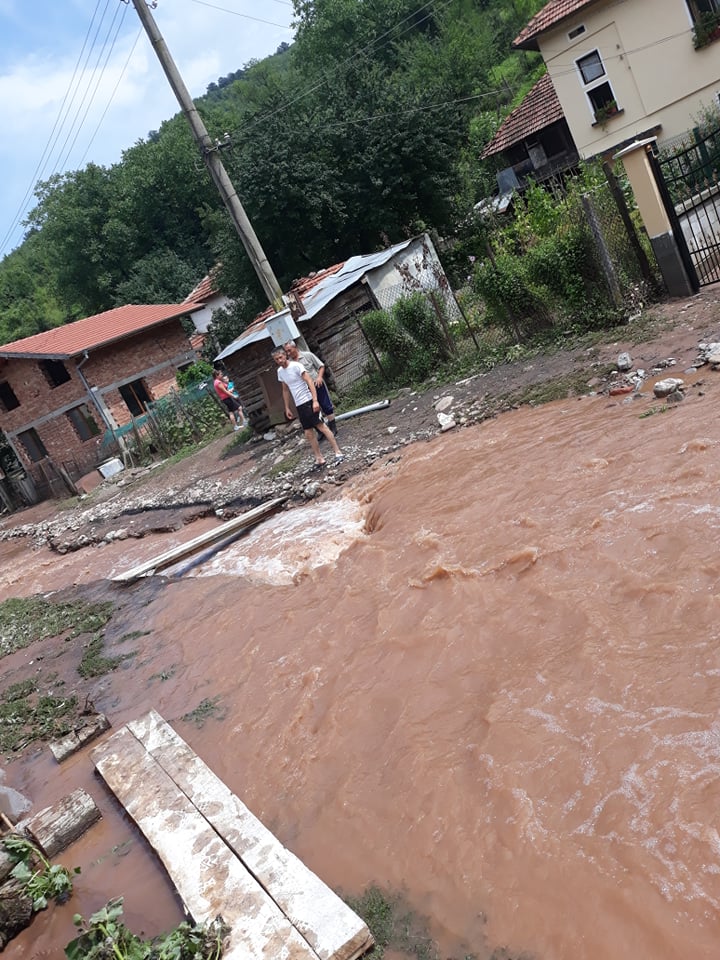 Проливният дъжд от 99 л/кв.м, излял се тази нощ в Тетевен, взе човешка жертва.Обявено е бедствено положение